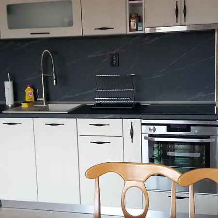 студио приятели شقة تساريفو